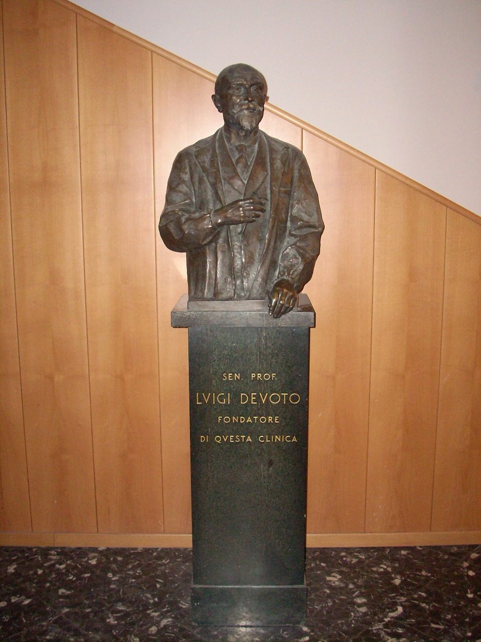 Luigi Devoto's bust, Milan - 03.jpg